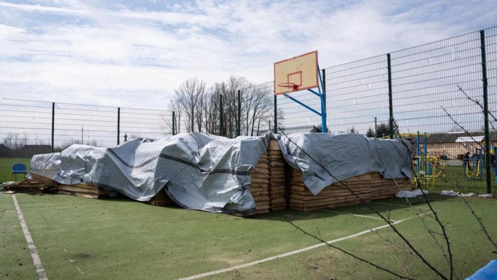 La cancha de baloncesto de Tsyrkuny, que alberga 300 ataúdes.