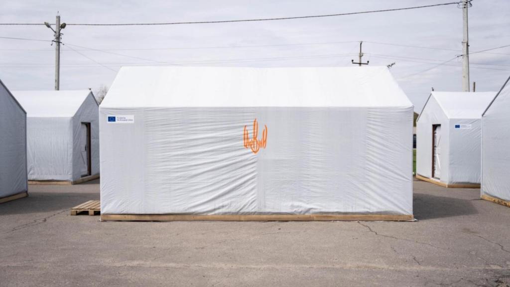 Carpas humanitarias habilitadas en el centro del pueblo.