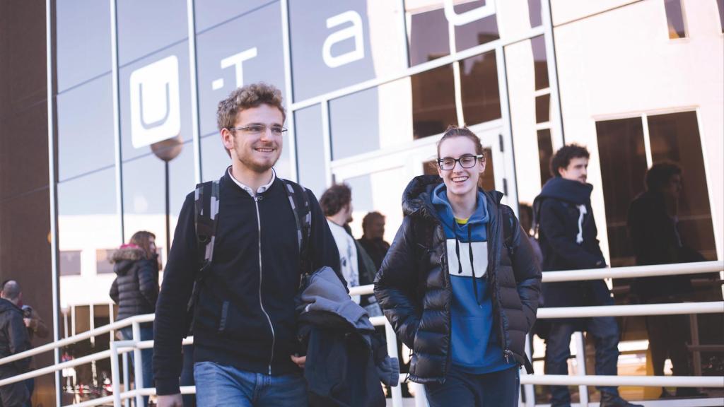 Alumnos a las puertas de la U-tad.
