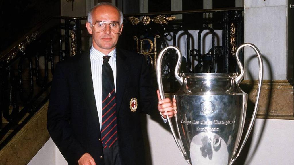 Sacchi posa con la Copa de Europa