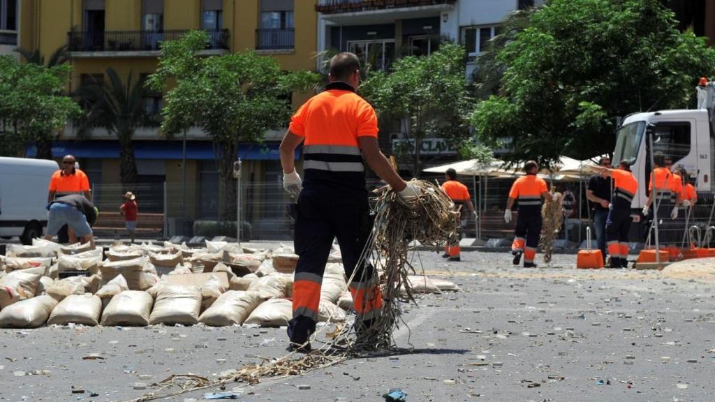Un operario de limpieza trabajando tras el concurso demascletás, la Hogueras pasadas.