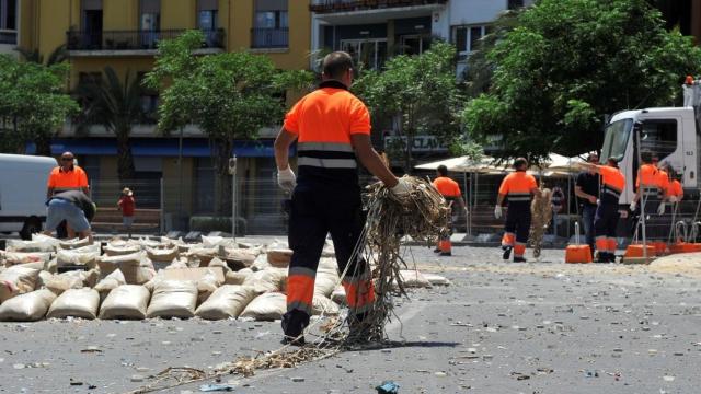 Un operario de limpieza trabajando tras el concurso demascletás, la Hogueras pasadas.