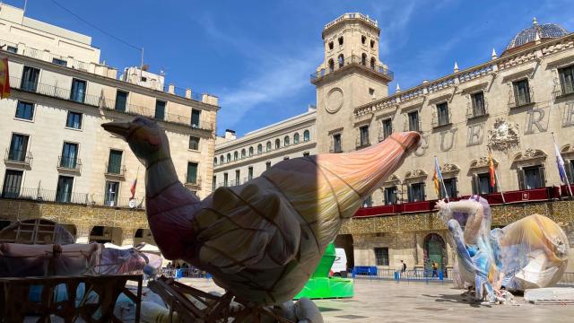 Plantá de la hoguera oficial en la Plaza del Ayuntamiento, este viernes.