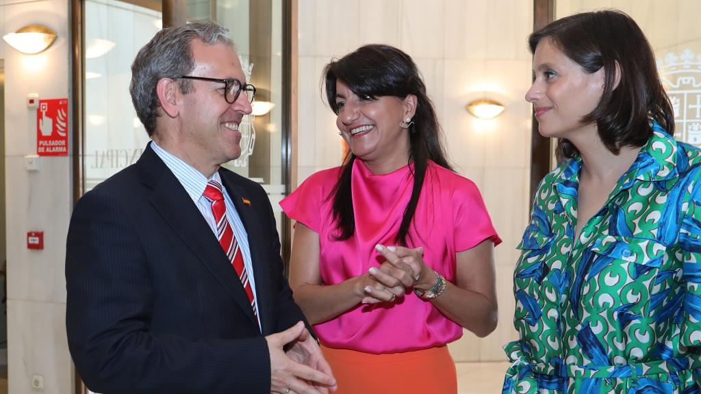 El consejero de Industria, Comercio y Empleo, Mariano Veganzones (I); junto a la directora técnica programa TIMMIS. Patricia Sanz (C); y a la responsable de formación de TIMMIS, Blanca Araujo(D), en la presentación de la Tercera Jornada TIMMIS de impulso al emprendimiento