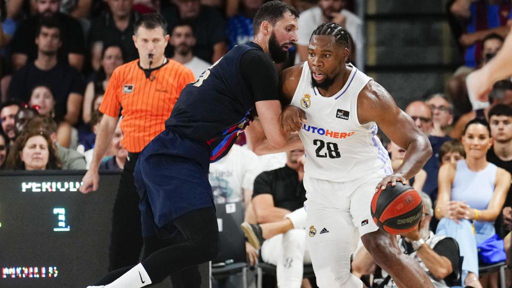 Yabusele, ante Mirotic en el primer partido de la final de la ACB entre Barça y Real Madrid