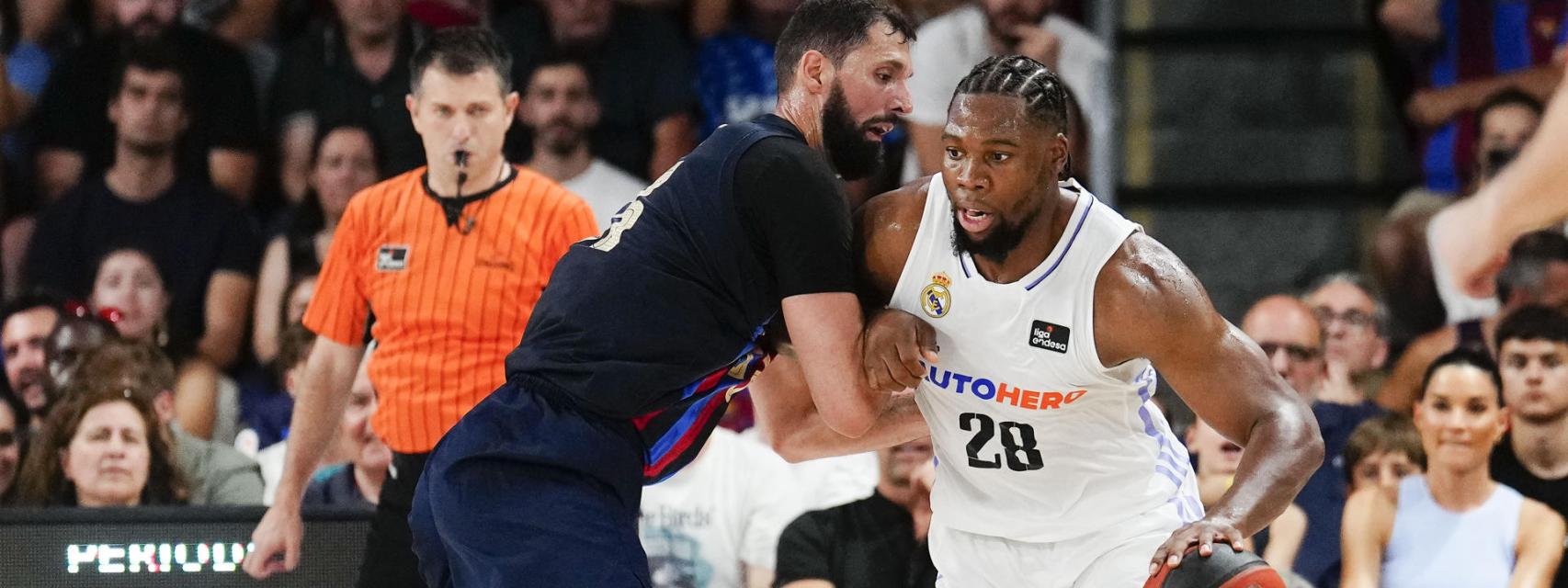 Yabusele, ante Mirotic en el primer partido de la final de la ACB entre Barça y Real Madrid