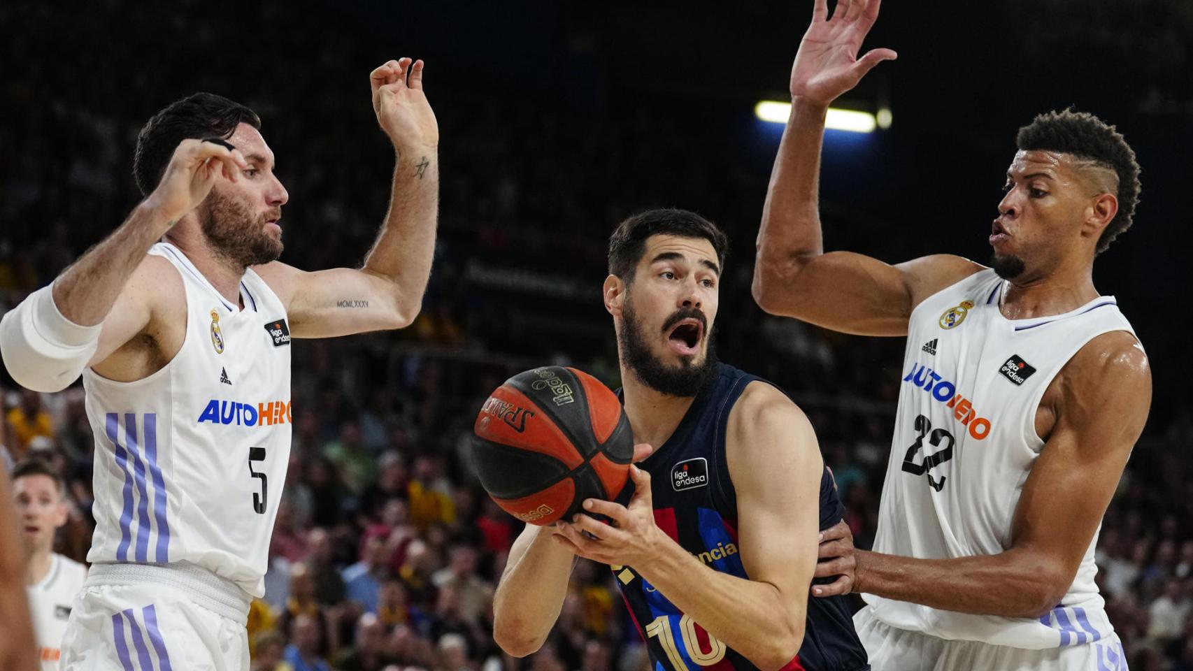 Kalinic, entre Rudy Fernández y Tavares durante el primer partido de la final de la ACB 2022/2023