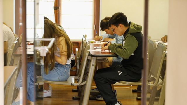 Alumnos examinándose en el Campus de Toledo. / Foto: Javier Longobardo.