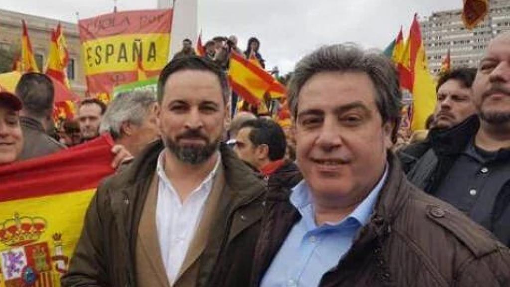 Santiago Abascal y José María Llanos (derecha) en una concentración convocada por Vox.