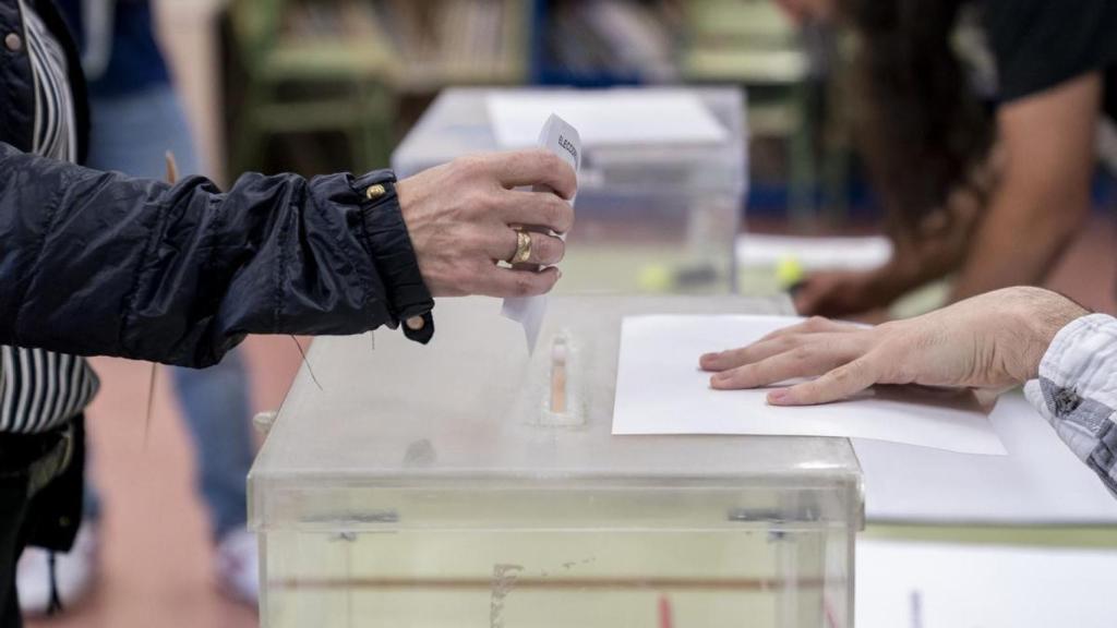 Una persona votando.