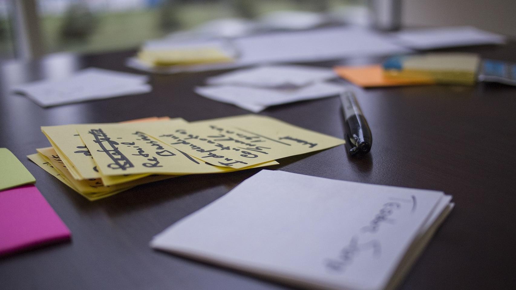 Notas en la mesa de un despacho. FOTO: Pixabay.