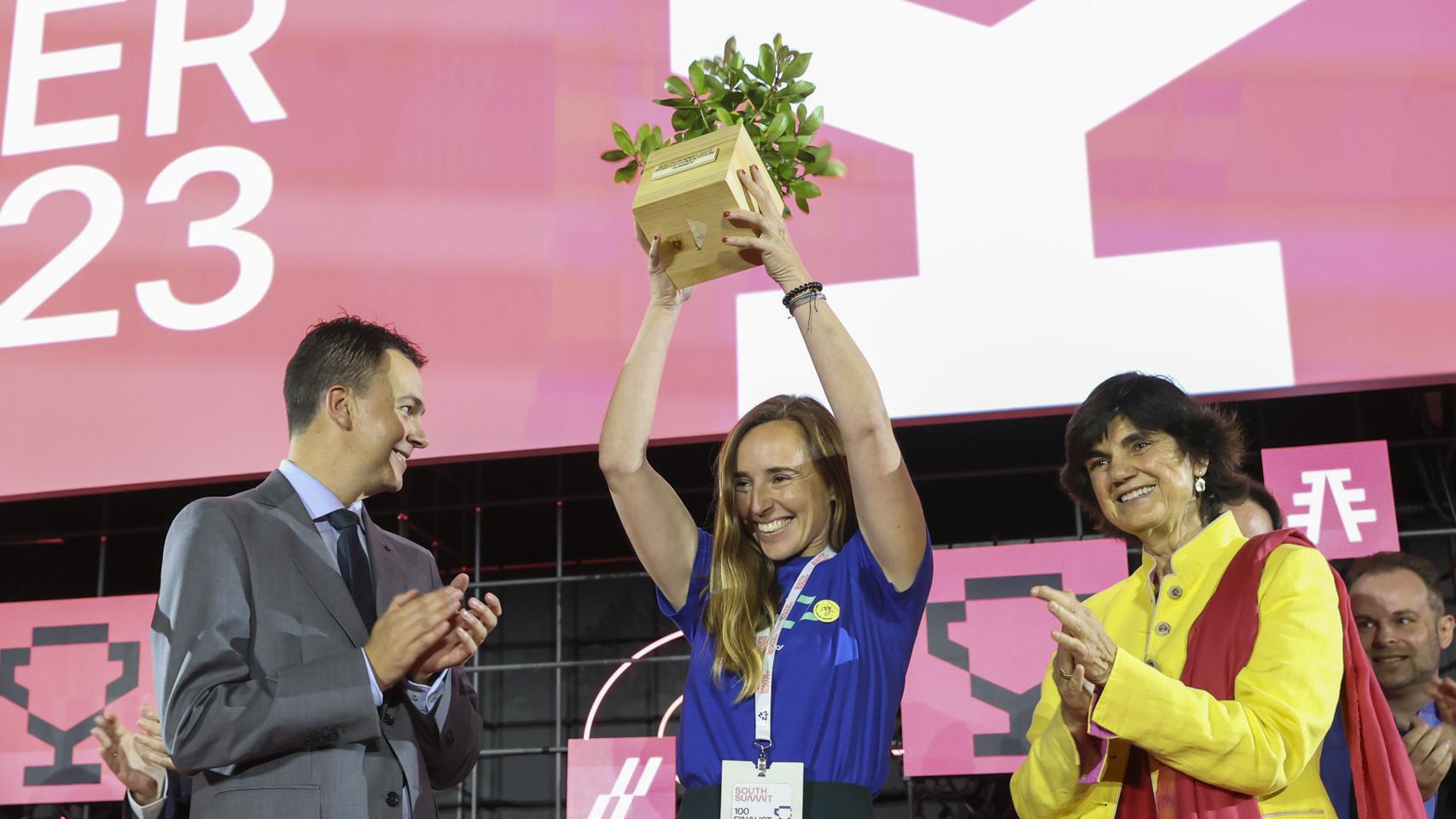 María Luke, cofundadora y CEO de Uelz, recogiendo el galardón a la mejor startup de South Summit 2023.