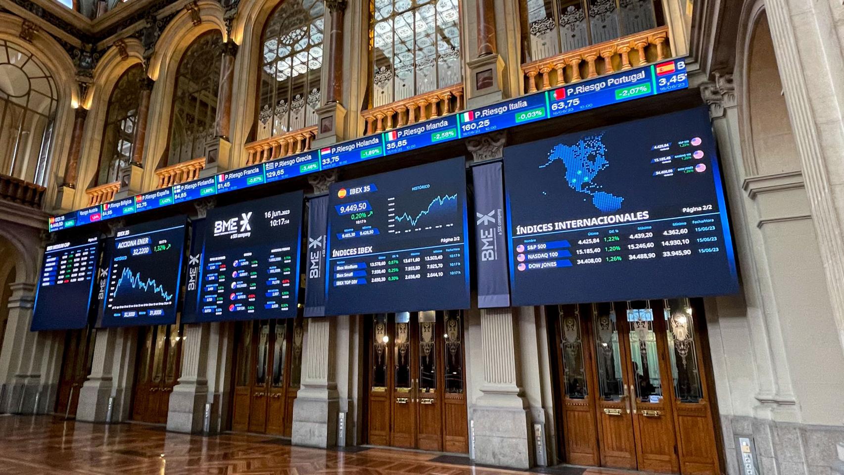 Interior del Palacio de la Bolsa de Madrid durante la sesión de este viernes.