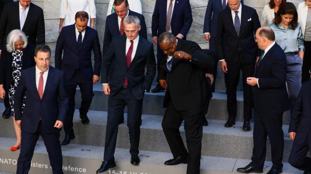 El Ministro de Defensa de Albania, Niko Peleshi, el Secretario General de la OTAN, Jens Stoltenberg , el Secretario de Defensa de EE. UU., Lloyd Austin, el Ministro de Defensa de Francia, Sebastien Lecornu, el Secretario de Estado de Defensa británico, Ben Wallace, y el Ministro de Defensa alemán, Boris Pistorius, se preparan para posar para una foto familiar