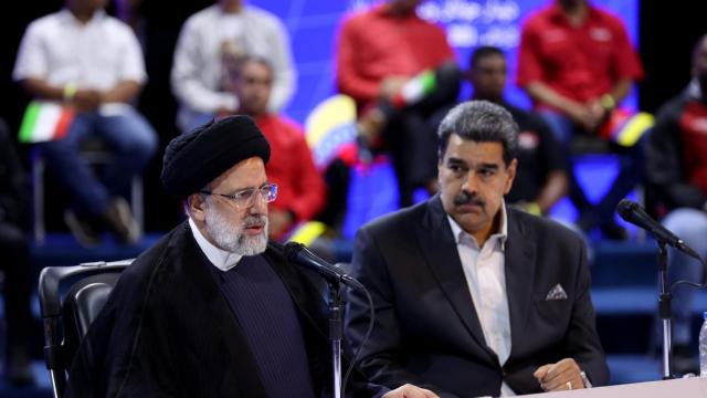 El expresidente iraní, Ebrahim Raisi, con su homólogo venezolano, Nicolás Maduro, en 2023 en Caracas.