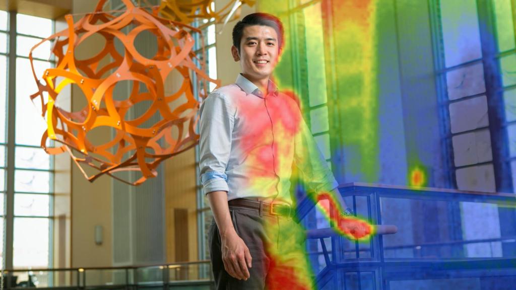 Po-Chun Shu, autor principal del estudio sobre textiles capaces de cambiar la temperatura