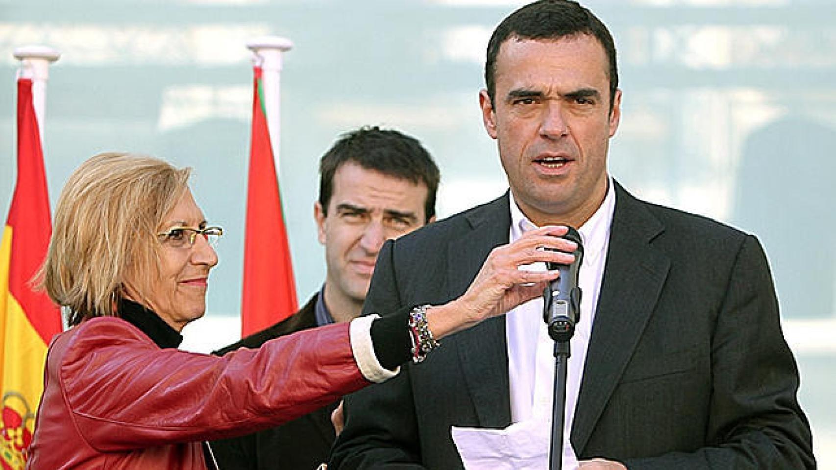 Rubén Múgica, el hijo del líder socialista asesinado por ETA, Fernando Múgica. A su lado, Rosa Díez.