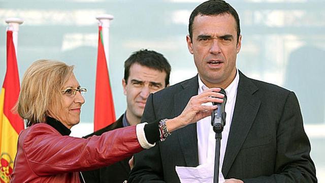 Rubén Múgica, el hijo del líder socialista asesinado por ETA, Fernando Múgica. A su lado, Rosa Díez.