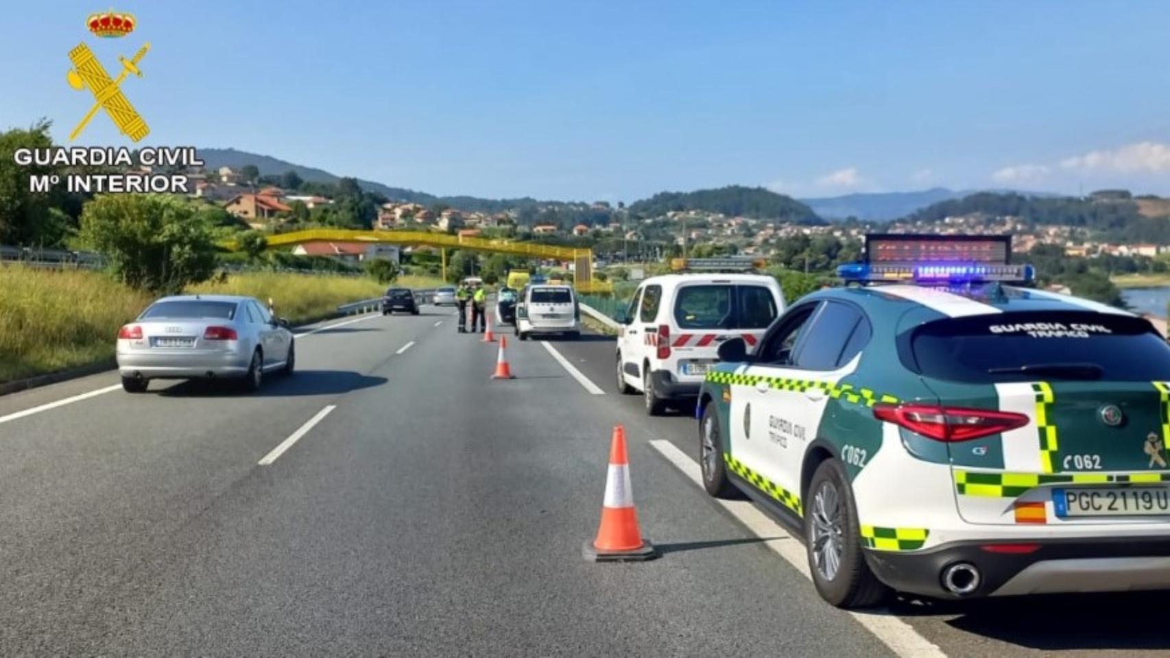 Control de alcoholemia a un conductor de grúa en Vigo.