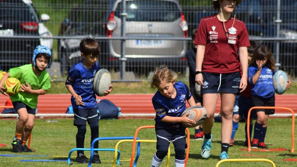 Niños jugando al rugby
