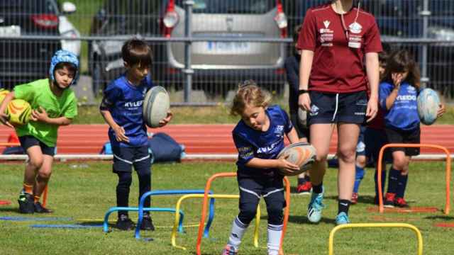 Niños jugando al rugby