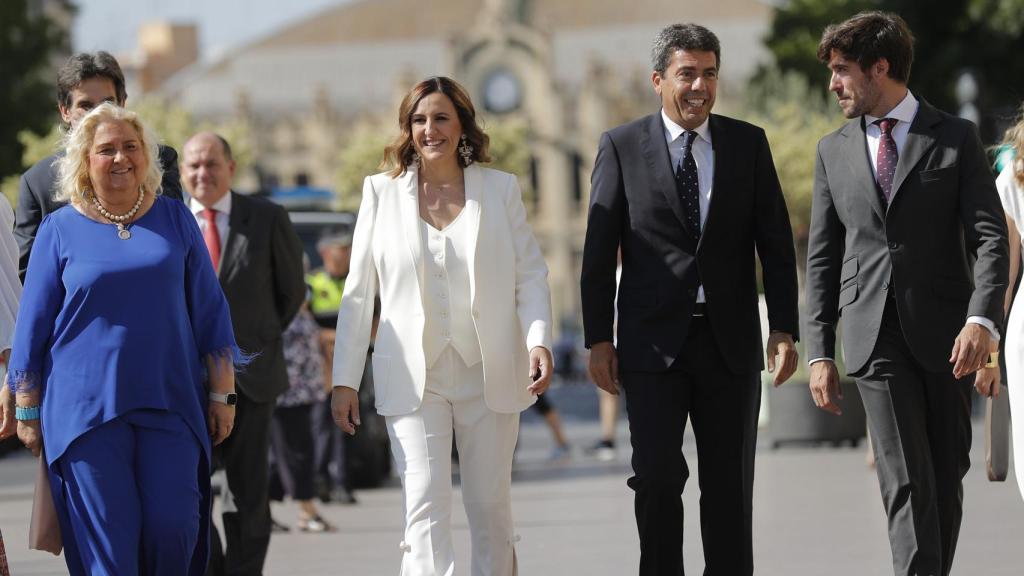 La alcaldesa llega al ayuntamiento acompañado por su equipo y Carlos Mazón.