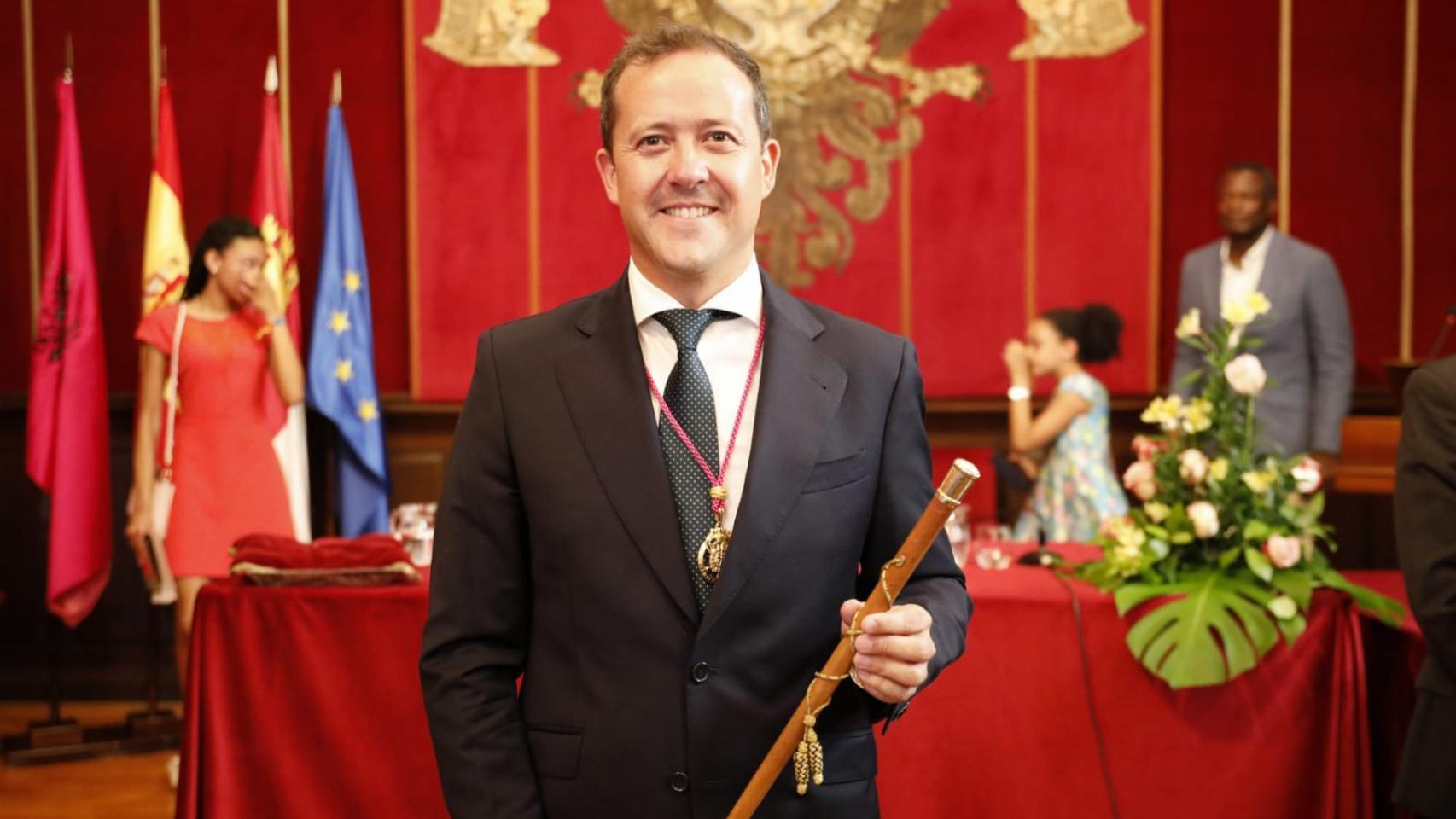 Carlos Velázquez con el bastón de mando. Foto: Javier Longobardo