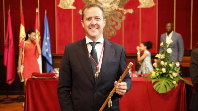 Carlos Velázquez con el bastón de mando. Foto: Javier Longobardo
