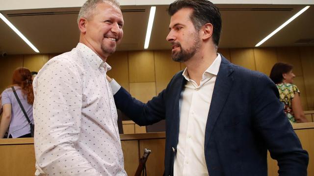 El candidato del PSOE y nuevo alcalde de Villaquilambre, Jorge Pérez, con Luis Tudanca