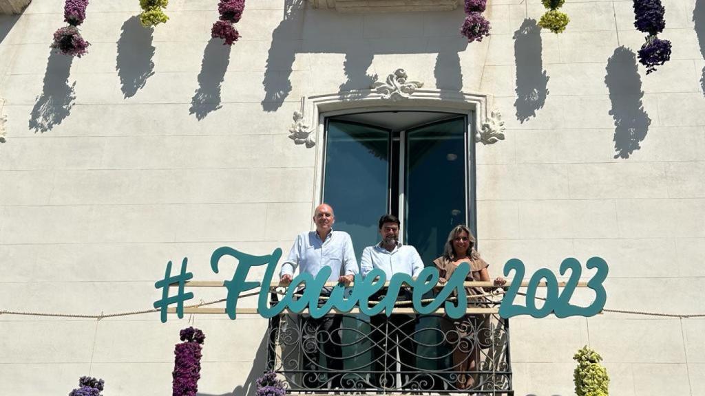 Alicante se llena de adornos florales estas Hogueras.
