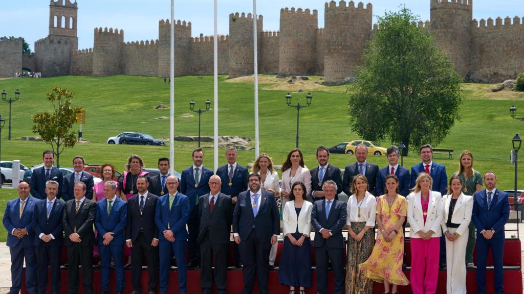 Foto de familia de los nuevos concejales del Ayuntamiento de Ávila