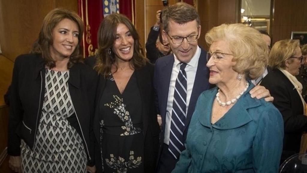 Alberto Núñez Feijoo junto a su hermana, Micaela (i); su pareja, Eva (c); y su madre, Sira; en su toma de posesión como presidente de la Xunta en 2016.