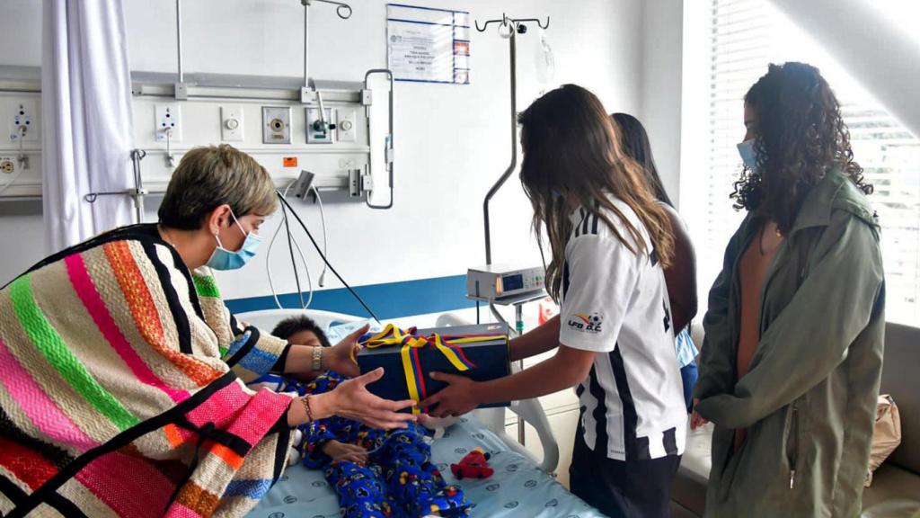 Fotografía cedida por la Presidencia de Colombia de la primera dama de Colombia, Verónica Alcocer (i), durante su visita a los niños rescatados en Bogotá (Colombia).