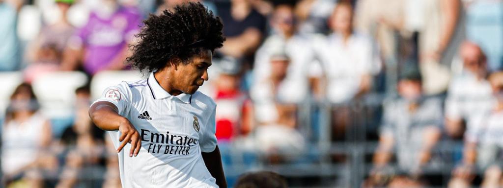 Peter realiza una jugada en el Real Madrid Castilla - Eldense.