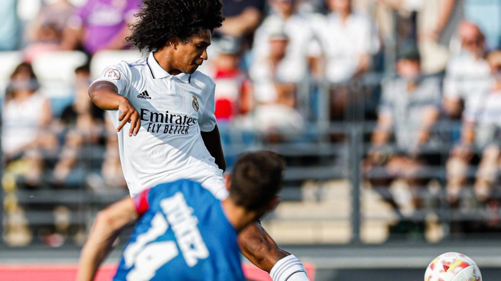 Peter realiza una jugada en el Real Madrid Castilla - Eldense.