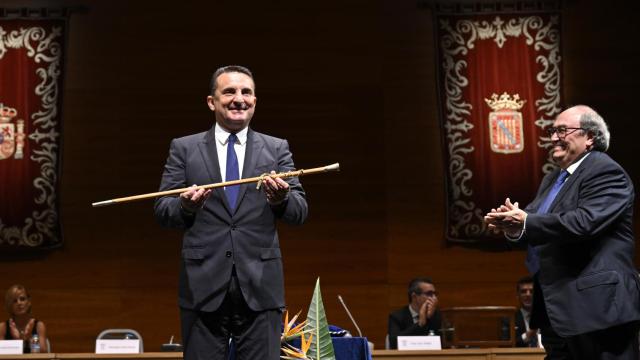 Bernabé Cano con la vara de mando municipal.