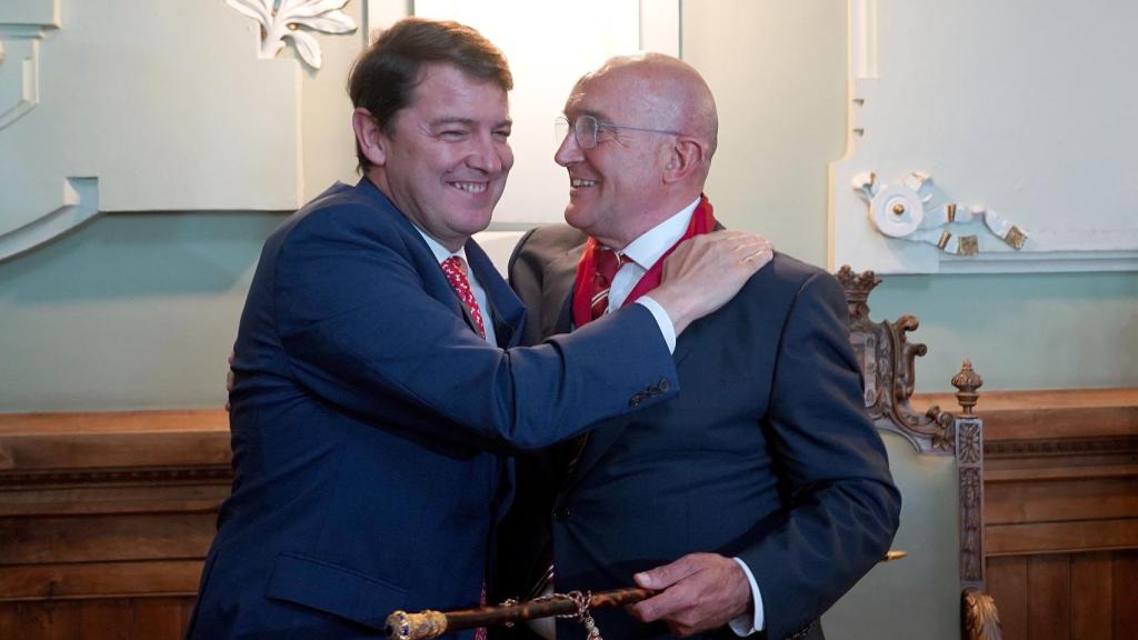 Mañueco acompaña a Jesús Julio Carnero, nombrado nuevo alcalde de Valladolid