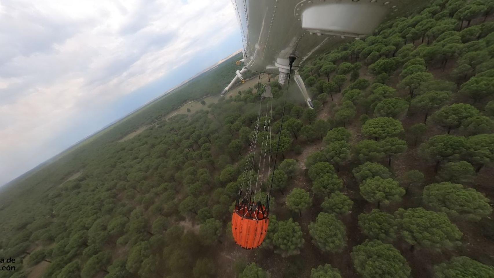 El helicóptero descarga el agua en la zona del incendio