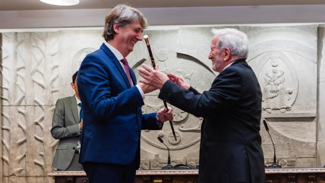 El alcalde de Soria, Carlos Martínez, toma posesión tras su victoria en las elecciones municipales del pasado 28 de mayo.