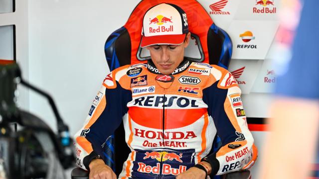 Marc Márquez, concentrado en su box, en el circuito alemán de Sachsenring.