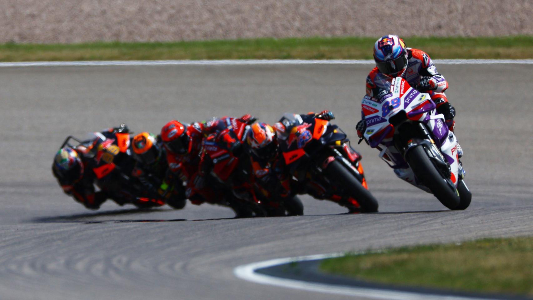 Jorge Martín traza un viraje seguido del resto de sus rivales, en el circuito de Sachsenring.