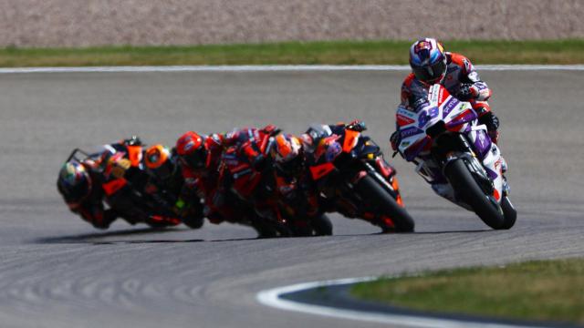 Jorge Martín traza un viraje seguido del resto de sus rivales, en el circuito de Sachsenring.