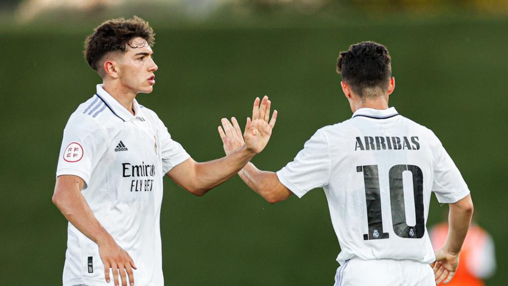 Mario Martín y Arribas celebran el gol del Castilla frente al Eldense.