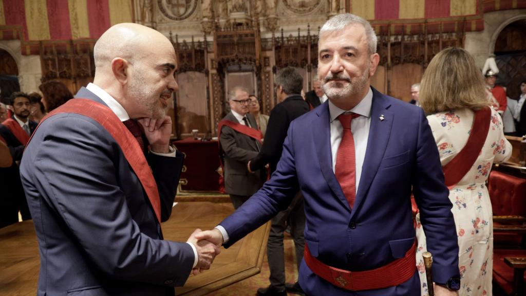 Daniel Sirera (PP) felicita al nuevo alcalde de Barcelona, el socialista Jaume Collboni, tras votarle en el pleno municipal de este sábado.