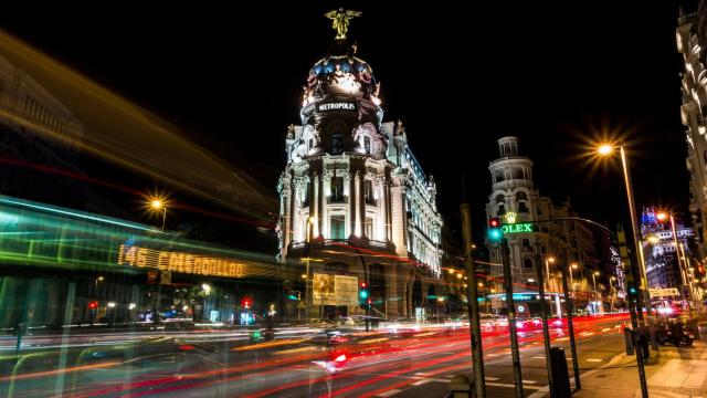 Vista de la Gran Vía de Madrid al caer la noche.