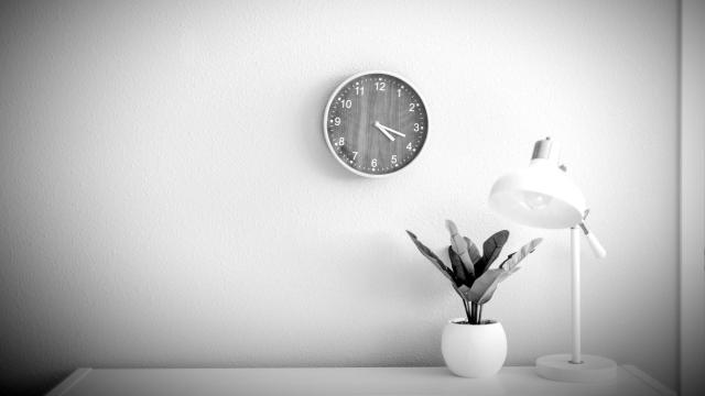 Un escritorio con un reloj.
