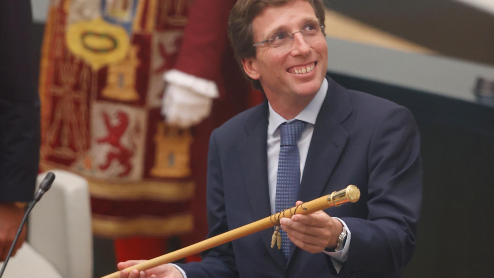 El alcalde de Madrid, José Luis Martínez-Almeida, toma el bastón de mando tras ser reelegido en el cargo.