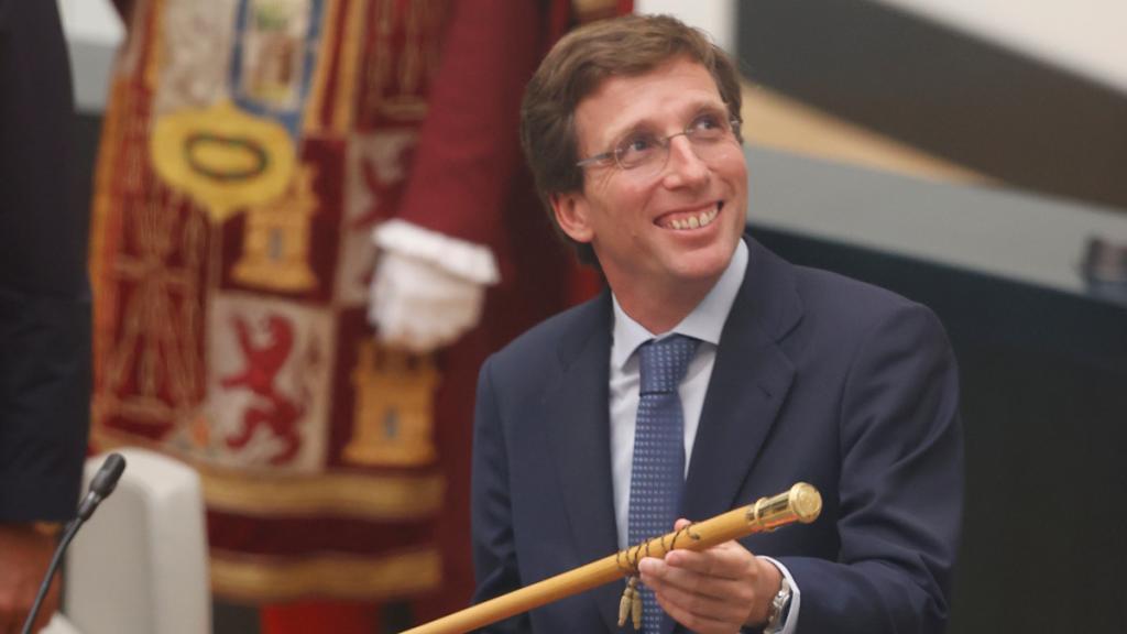 El alcalde de Madrid, José Luis Martínez-Almeida, toma el bastón de mando tras ser reelegido en el cargo.