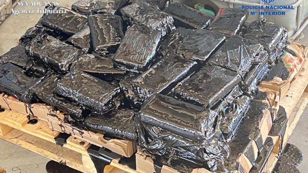 Paquetes de cocaína ocultos en un bidón de melaza de azúcar de caña.