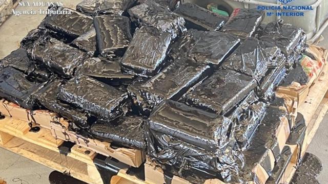 Paquetes de cocaína ocultos en un bidón de melaza de azúcar de caña.